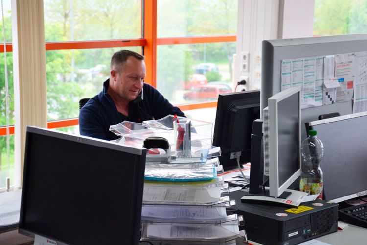 2015 gingen im Kundenservice rund 90.000 Anrufe ein, zirka 66.000 Kostenvoranschläge galt es von den dortigen Mitarbeitern zu bearbeiten. (Foto: Michel / »kfz-betrieb«)