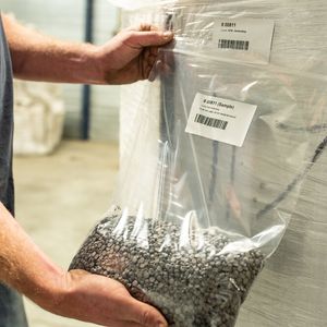 Mit diversen Value Added Services für die Kunststoffindustrie, zum Beispiel dem Ziehen von Materialproben, ist die das Unternehmen in die Wertschöpfungskette der Kunden integriert.(Bild:  Sievert Handel Transporte)