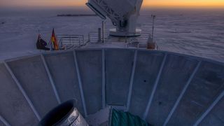 Blick in die tiefsten Tiefen des Unversums: Die Fernrohre BICEP2 (Vordergrund) und das South Pole Telescope ( Steffen Richter (Harvard University))