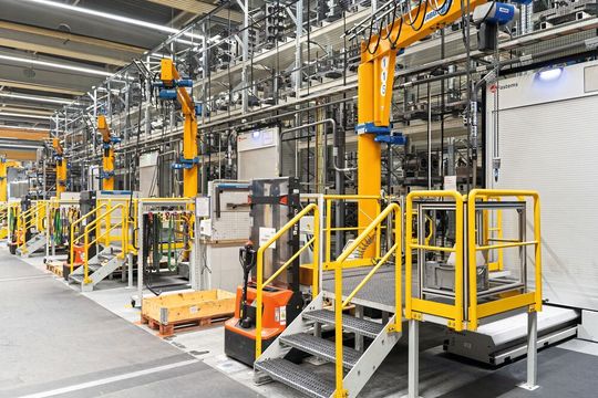 Das «MLS-XMD» mit 3000 kg Traglast pro Palette wurde 2019 in Betrieb genommen und bietet auf einer Länge von rund 38 Metern Platz für insgesamt 204 Paletten. Mit dem System verkettet sind derzeit drei Bearbeitungszentren von Heller.(Bild:  Boll & Kirch Filterbau GmbH)