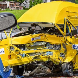 Obwohl der T3 seinerzeit seinen Konkurrenten in Sachen Crashverhalten und Insassenschutz deutlich überlegen war, unter anderem dank seines sogenannten Gabelrahmens im Frontbereich, sieht er im Vergleich zum T6 selbstredend alt aus.(Bild:  © KEYSTONE / MELANIE DUCHENE)