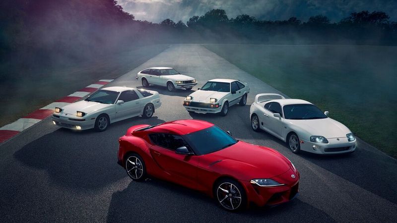 Große Ahnengalerie: Der heute aktuelle Toyota GR Supra und seine Vorgänger. Die aktuell fünfte Generation des Sportwagens wurde in Zusammenarbeit mit BMW entwickelt und von dem Toyota-Chefdesigner Nobuo Nakamura gestaltet. Am 14. Januar 2019 wurde der GR („Gazoo Racing“) Supra auf der NAIAS in Detroit vorgestellt. Der GR Supra teilt sich die Basis mit dem BMW Z4 auf der CLAR-Plattform und erhielt zunächst ausschließlich den Dreiliter-Sechszylinder-Reihenmotor B58 mit 24 Ventilen und 250 kW (340 PS). (Bild: Toyota)