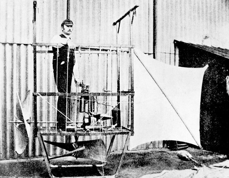 Wölfertsches Luftschiff mit Daimler-Motor. Aufnahme von Dr. Friedrich Hermann Wölfert in  der Gondel des Luftschiffs aus dem Jahr 1888. (Fotosignatur der Mercedes-Benz Classic Archive: 2005m60) (Bild: © Mercedes-Benz AG)