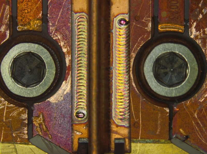 Die Gleichmäßigkeit der Einschweißtiefe des TruDisk 421 pulse ermöglicht das Schweißen von dünnen Materialien auf schwierigem Unterbau. Im Bild zu sehen: Zwei unterschiedlich dicke Kupferlagen (0,2 und 0,3 mm) werden geschweißt, ohne die darunter liegende Keramiklage zu beschädigen. (Trumpf)