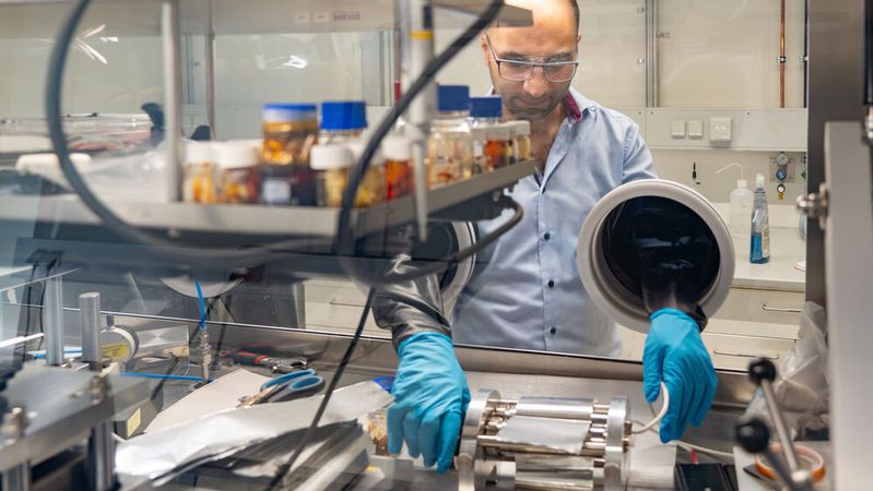 The battery consists of aluminum as the anode, graphite as the cathode, and a novel polymer-based electrolyte developed at the university.(Image: TU Bergakademie Freiberg / Andreas Hiekel)