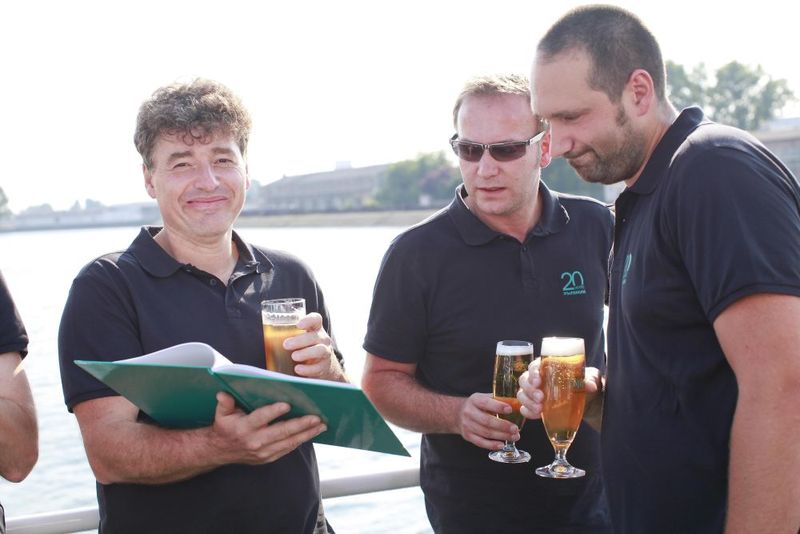 Die SoftEngine-Mitarbeiter Werner Lauth, Rafael Grothe und Peter Gentgen schwelgen mit einem Jahrbuch in Erinnerungen. (Bild: SoftEngine)