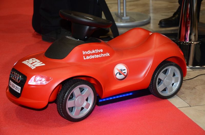 SEW-Eurodrive präsentiert die induktive Ladetechnik auf der Metropolitan Solutions. (Bild: Michel)