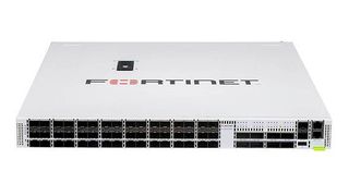 Der FortiSwitch 2000 ist ein speziell für große und komplexe Campusumgebungen entwickelter Core-Switch.

 (Bild: Fortinet)