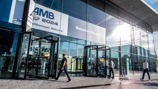 Der deutsche und europäische Maschinenbau spielt eine wichtige Rolle bei Automobilherstellern. Doch die Angst vor Zöllen auf chinesische Elektroautos geht um. Vielleicht lohnt sich deshalb ein Besuch der AMB 2024 in Stuttgart in Sachen Innovationen für die Metallver- und -bearbeitung. (Bild: Landesmesse Stuttgart)