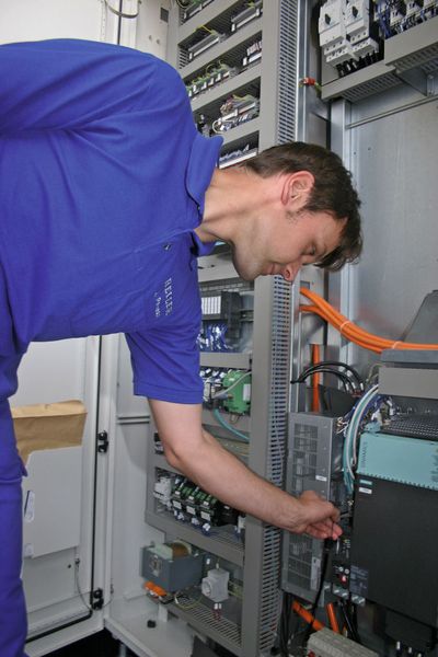 Bild 4: Tippfehler bei der Inbetriebnahme gibt es mit dem Sinucom Installer nicht mehr: Der zuständige Mitarbeiter portiert vom ERP-System (SAP) mit einem Programm die Auftragsdaten auf einen USB-Stick. Die Steuerung wird nun vom Stick gestartet, und das Setup installiert die Daten mit wenigen Klicks am Bedienerpult.  (Bild: Heller)