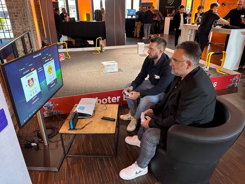 Produkte müssen getestet werden und Jörg Kartschewski (v.) und Kristof Schmidt (Samsung) opfern sich. (Bild: Vogel IT-Medien)