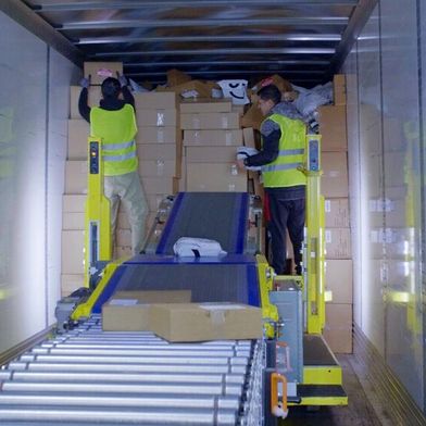 Dank Destuff-it können Beschäftigte bis zu 2.000 Pakete pro Stunde beinahe mühelos entladen. (Bild: ELIZABETH KOPETKA)