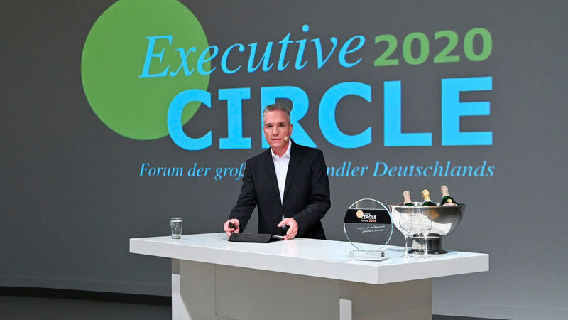 Seit nunmehr sechs Jahren begrüßt »kfz-betrieb«-Chefredakteur Wolfgang Michel die großen Autohändler Deutschlands im September zum Executive Circle.  (J. Untch / Vogel Communications Group GmbH & Co. KG)