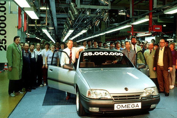 Der 25-millionste Opel: Ein Omega A rollt im Jahr 1989 in Rüsselsheim vom Band. (Foto: Opel)