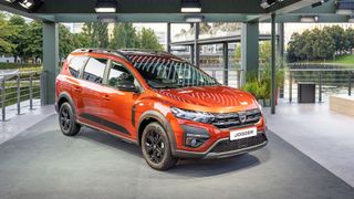 Der Dacia Jogger hat im Juni die Führung im Segment der Großraum-Vans übernommen. Dazu verholfen hat ihm auch seine starke Stellung bei den Autogas-Anhängern. (Bild: Renault Deutschland)