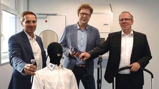 Die Entwickler des neuen Messverfahrens mit einem der beheizbaren Dummys, die infizierte Personen nachahmen sollen. (Cleanroom Technology Austria)
