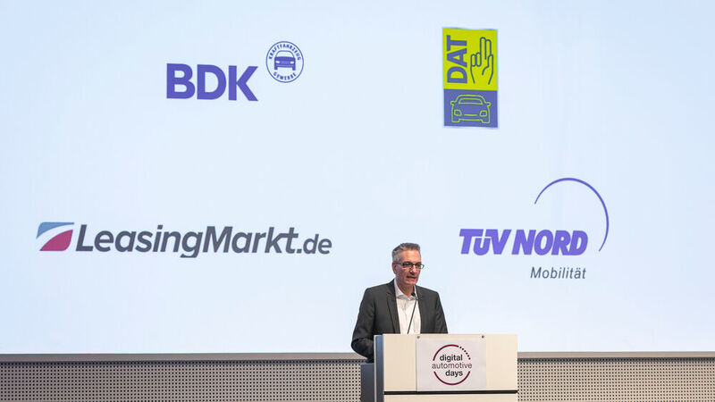 »kfz-betrieb«-Chefredakteur Wolfgang Michel sprach ein Grußwort und dankte den Sponsoren der Digital Automotive Days, der BDK, der DAT, Leasingmarkt.de und TÜV Nord, für ihr Engagement ... (Stefan Bausewein)