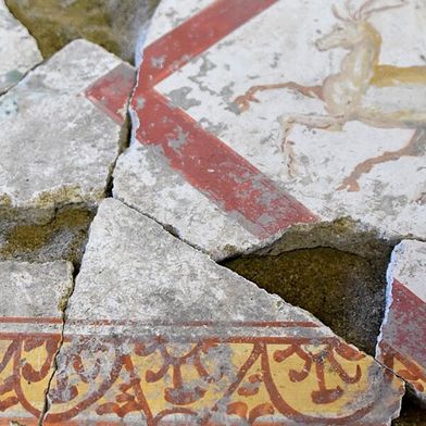 Das sind zusammengesetzte Teile eines Freskos aus der zerstörten römischen Stadt Pompeji. Das Bruchstück-Chaos zusammenzusetzen, kostet normalerweise Jahre. Forscher aus Bonn nutzen dafür jetzt aber künstliche Intelligenz und Robotik, um die Zeitfresserei zu eliminieren ... (Bild: Uni Bonn)