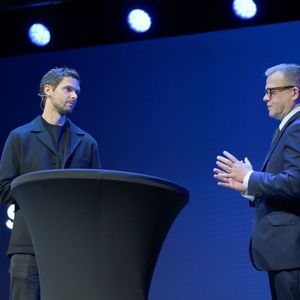 Peter Sarlin, Co-Founder und CEO von AMD Silo AI, Europas größtes privates AI Lab, sowie Professor an der Aalto-Universität, ist Initiator von AI Finnland und des AI Summit. Er fragt seinen Staatschef nach den Maßnahmen, die Finnlnd ergreifen will, um Künstliche Intelligenz im Land voranzubringen.  (Bild:  AI Finland)