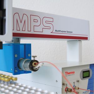Abb. 2: Multi-Purpose-Sampler (Gerstel) mit einem Low-Field-1H-NMR (Thermo Fisher Scientific) zur automatisierten Vorbereitung und Aufgabe von Kraftstoffproben zur Bestimmung der Research-Oktanzahl (ROZ).