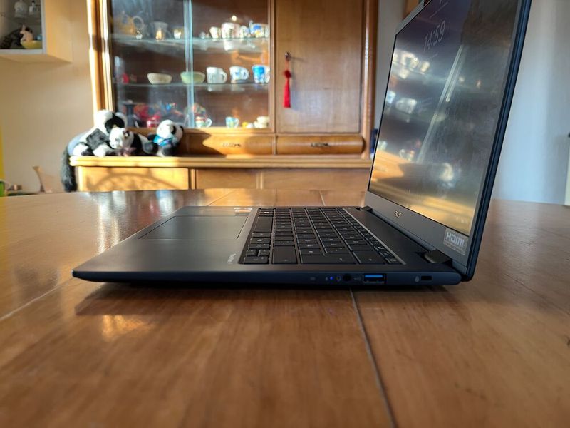 Auf der rechten Seite des Gehäuses sitzt einer der beiden USB-Typ-A-Anschlüsse des Travelmate. (Bild: Vogel IT-Medien)