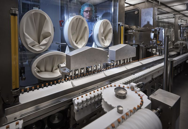 Die neue Hochtechnologielinie für Biologika (NAPA, New Aseptic Processing Area): Hier werden Insuline bei absoluter Keimfreiheit in Zylinderampullen abgefüllt. (Thomas Lohnes/Sanofi)