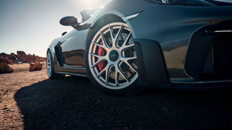 Besonders leicht: Das Magnesium-Schmiederad gibt es als Extra. (Bild: Porsche)