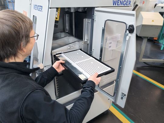 Matthias Demuth (Laser-Einrichter und Programmierer, Diener AG) demonstriert das Beladen des «Wenger WeStore».(Bild:  Teltec Systems AG)