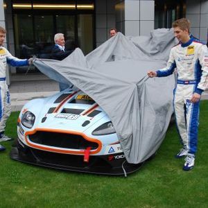 Ferdinand (li) und Johannes Stuck enthüllen ihren neuen Dienstwagen für die Saison 2012.(Foto:  Wenz)