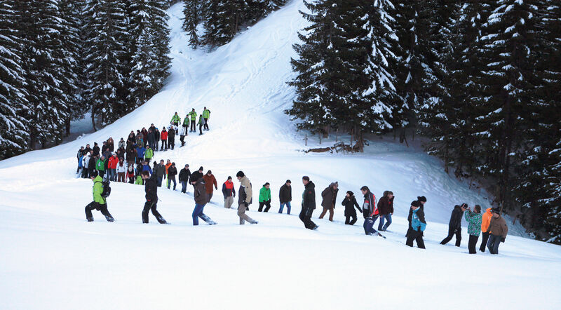 Mit einer zünftigen Schneeschuhwanderung in der  Wintersportregion Oberjoch unterstrich Kaspersky das Motto „Gipfelstürmer! Rauf geht‘s“. (Kaspersky)