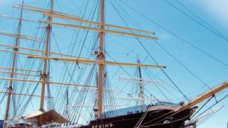 Ab dem Jahr 2019 in Hamburg zu besichtigen: Das derzeit bei der Peters Werft restaurierte Fracht- und Segelschulschiff Peking war viele Jahre im Hafen New Yorks als Museum vor Anker.  (Wikimedia Commons By Gryffindor)