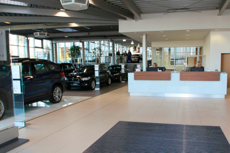 Das Autohaus Hans Brandenburg hat seinen Standort Mettmann bereits nach den aktuellen CI-Richtlinien von BMW umgestaltet. (Brandenburg)