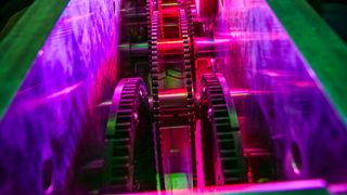 Schoellers System prüft in vier vollautomatisierten Stufen – Außendurchmesser, Geradheit und Länge, Spanfreiheit sowie Oberfläche und Schnittenden – bei einer Taktzeit von 0,5 Sekunden pro Rohr. (Bild: Schoeller Werk)