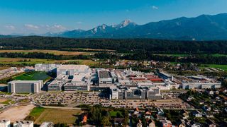 Alpen im Blick: Infineons neue Fabrik für Leistungshalbleiter steht im österreichischen Villach – und soll für ein Umsatz von bis zu zwei Milliarden Euro  gut sein.  (Infineon)