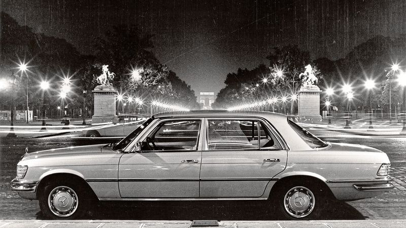 Auf dem Stand von Daimler-Benz sah man den Mercedes-Benz 450 SEL. Sein Motor bringt es Dank elektronisch geregelter Saugrohreinspritzung (Bosch D-Jetronic) auf 165 kW (225 PS) und macht die Limousine 210 km/h schnell.  (Bild:  Mercedes-Benz AG)