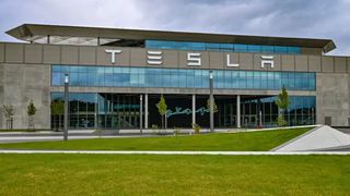 Das Tesla-Werk in Grünheide stand jetzt erstmals produktionstechnisch, wie geplant, still. Im Juni werden noch weitere vier Tage kommen, an denen kein Tesla die Fabrik verlässt. Lesen Sie hier, was der US-Autobauer im Rahmen dessen vorhat ... (Bild: dpa)