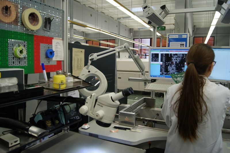 Dennoch fällt die Kontrolle durch das menschliche Auge nicht weg, wie sie an dieser Station geschieht. (Bild: IT-BUSINESS/Sarah Maier)