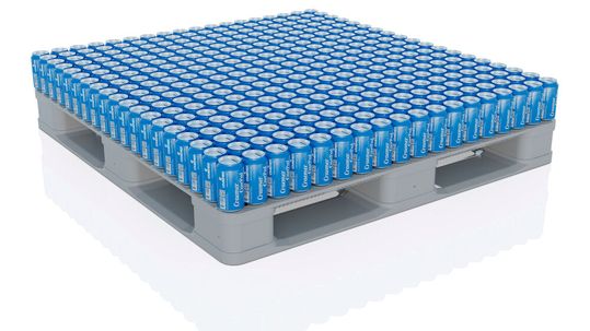 Speziell für sicheres Handhaben und wirtschaftliches Transportieren von Getränkedosen erdacht: die „CanPal“-Dosenpalette von Craemer.(Bild:  Craemer)