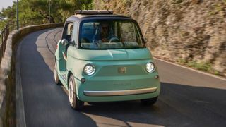 Der L6e-Zweisitzer wird an einer normalen 220-Volt-Steckdose geladen. (Bild: Stellantis)