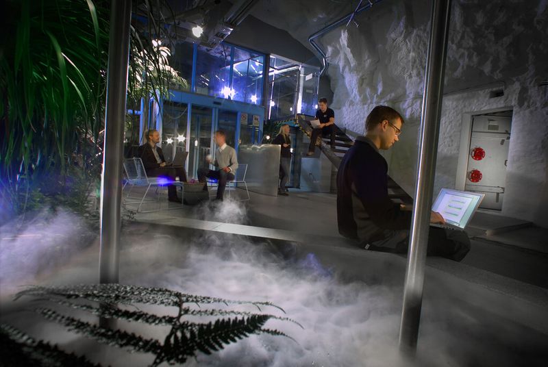 Pionen White Mountains ist das größte Rechenzentrum des schwedischen Internet Service Providers Bahnhof AB. Es wurde in einem ehemaligen Zivilschutzbunker eingerichtet und befindets ich unter rund 30 Metern Fels unterhalb des Parks „Vita bergen (Weiße Berge)“ im Stockholmer Innenstadtbezirk Södermalm. (www.bahnhof.net)