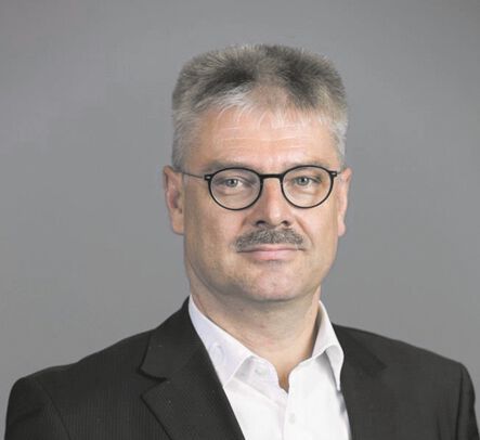 Wechsel im Vorstand: Am 11.5.2023 fanden im Zuge einer Mitgliederversammlung Neuwahlen des gesamten Vorstandes der Technologie-Initiative Smart Factory Kaiserslautern e. V. statt. Dr.-Ing. Detlev Richter wurde als neues Mitglied gewählt. Er ist seit 2010 beim TÜV Süd angestellt und mittlerweile Vice President and Global Business Line Manager. (Bild: Smart Factory KL e.V.)