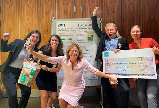 Die Gewinner des Wettbewerbs Chemplant 2022 mit Dr. Ljuba Woppowa (mitte), Geschäftsführerin des VDI-GVC. Die Gewinner des Wettbewerbs Chemplant 2022 mit Dr. Ljuba Woppowa (mitte), Geschäftsführerin des VDI-GVC.