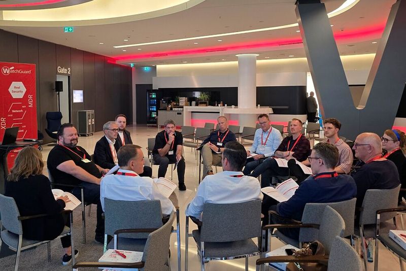 Die Gruppe von Micheal Haas bildet einen vorbildlichen Stuhlkreis, um sich optimal auszutauschen. (Bild: WatchGuard)