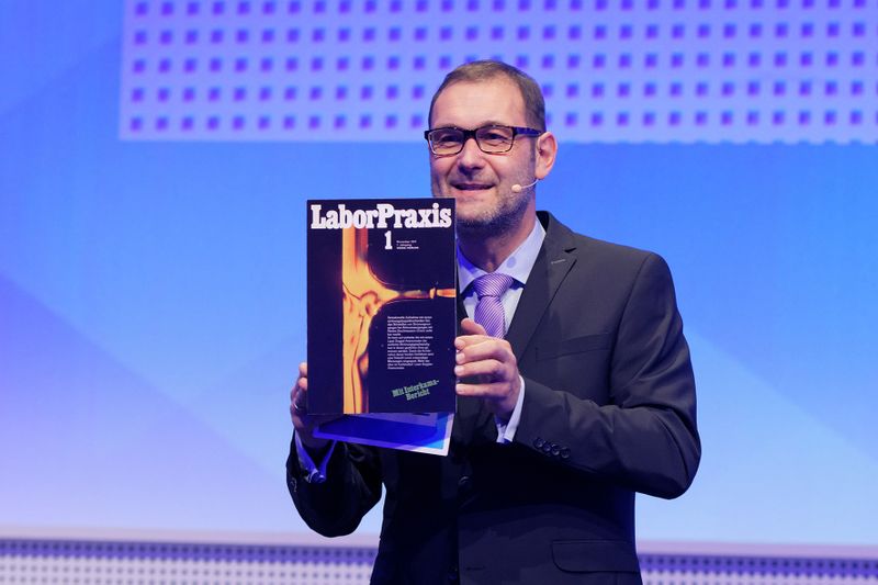 Impressionen von der LABORPRAXIS Meilenstein Gala und der Feier zum 40-jährigen Jubiläum am 30. November 2017 in Würzburg. Bernd Meidel zeigt die erste Ausgabe der LABORPRAXIS. (Bild: Andreas Burkhardt/LABORPRAXIS)