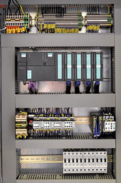Für schnelle, harmonische Bewegungsführung und Koordination aller Maschinenteile sorgt eine Technologie-CPU.  (Bild: Siemens)
