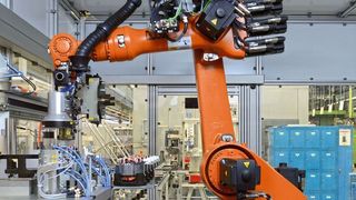 Bauteile einwandfrei angeliefert? Der Roboter checkt und führt die Statoren nach dem Produktionsprozess zu. (Kuka)