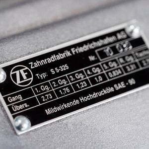 Explizit von Aston Martin erwähnt wurde ZF als Lieferant von den Originalen entsprechenden Getrieben.(Bild:  Aston Martin)