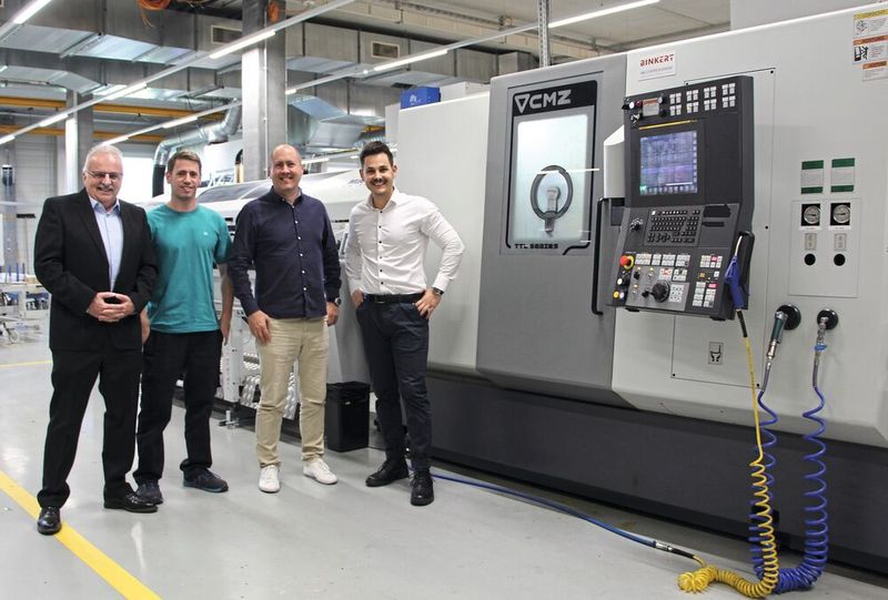 V. l. n. r.: Thomas Haller (Verkaufsleiter, Eichenberger Gewinde AG), Thomas Michler (COO, Eichenberger Gewinde AG), Stefan Appenzeller (CEO, Josef Binkert AG) und Timo Graf (Verkaufsleiter Maschinen, Josef Binkert AG) vor einer der vier CMZ TTL 66. (Bild: Josef Binkert AG)