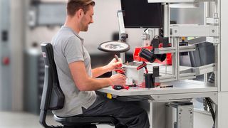 Die AGR-zertifizierte Industriestuhlserie Tec Profile bietet dank verschiedener Modellvarianten für jeden Einsatz in der Produktion die passende Sitzlösung. (Dauphin)