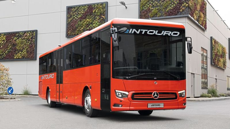 Der Mercedes-Benz E-Intouro sieht aus wie ein normaler Reisebus, hat aber einen vollelektrischen Antrieb. Ab 2026 ist er erhältlich. Preise gibt es noch keine.(Bild:  Daimler Truck)